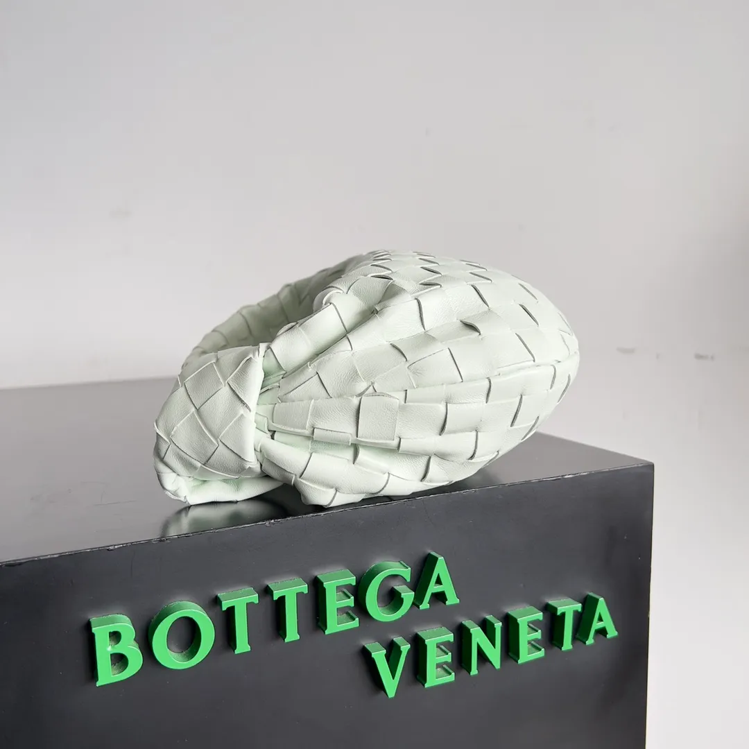 Batch 1120 Bottega veneta͙.——The latest braided and knotted hobo🔥 The top-grade lambskin leather is very soft, the bag shape is unique, practical and durable. It retains the traditional weaving elements while being a bit more flamboyant ~ Made of hand-woven sheepskin, zipper opening and closing, curved seamless structure, effortless to match. Highly recommended⚠️⚠️⚠️ The highest-end in the market🌈 Welcome to compare [Factory equipped with full package] size: 23x15x5cm.   Model: 651876